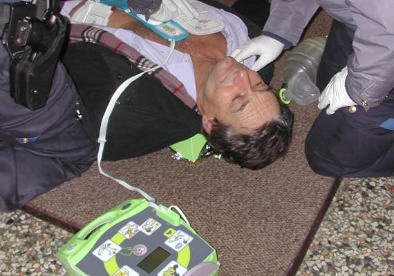 Polizei rettet mit AED